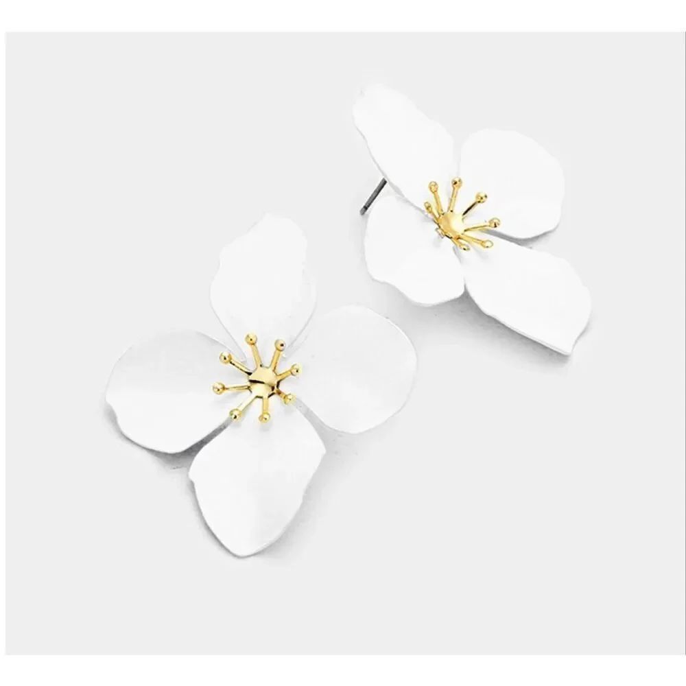 Brand New Womens Boutique In Bloom White Large Flower Earrings Stud Earrings